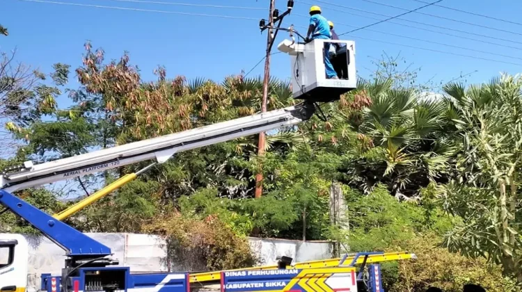 Lampu Jalan SDI Misir Dipasang setelah Warga Mengeluh