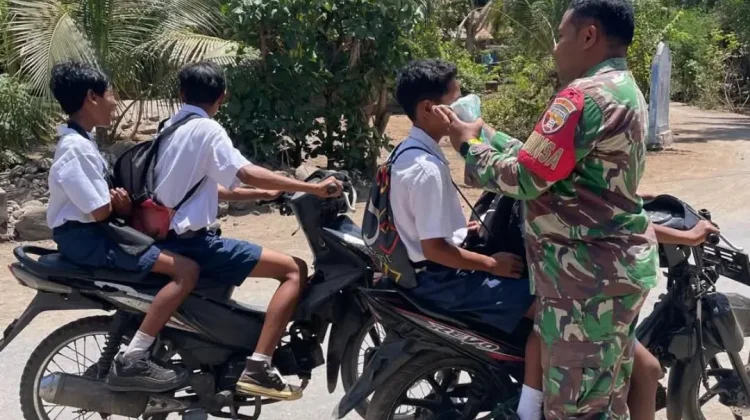 Hujan Debu Ile Lewotolok, Babinsa Bagikan Masker ke Warga Jontona