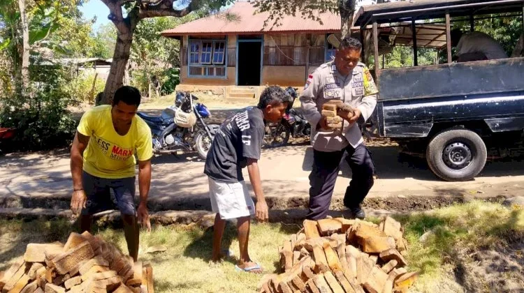 Bhabinkamtibmas Waiula Hadir Bantu Warga, Sampaikan Pesan Kamtibmas