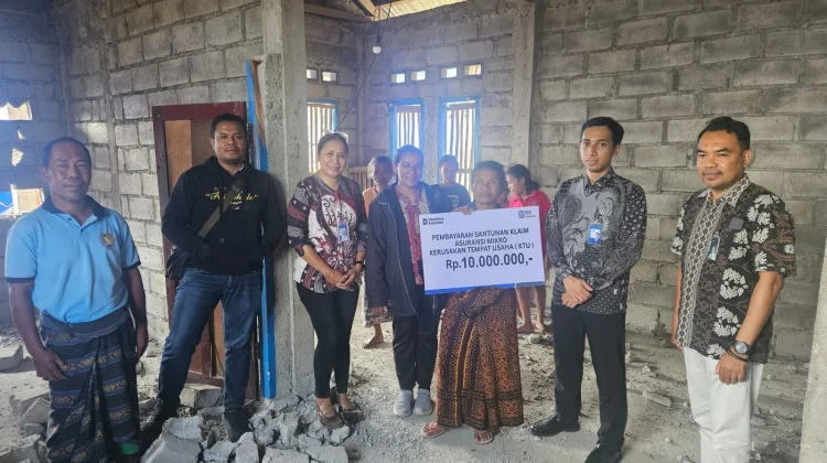 BRI Ende Salurkan Santunan Asuransi Mikro Korban Gempa Flores