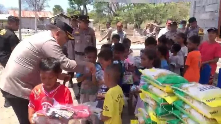 Kapolres Ende Salurkan Bansos Kapolres TTU bagi Korban Gempa di Desa Ulu Dala