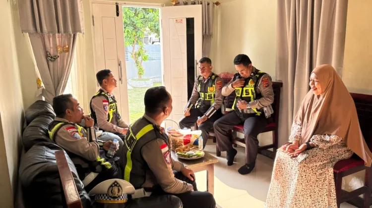 Satlantas Polres Ende Anjangsana kepada Tiga Warakawuri jelang Hari Lalu Lintas