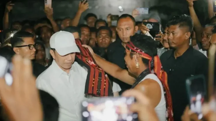 Jokowi Bawa Bantuan Material untuk Warga Palue