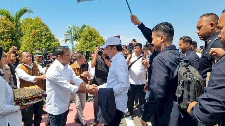 Tiba di Bandara Frans Seda Jokowi bersama rombongan melanjutkan perjalanan menuj