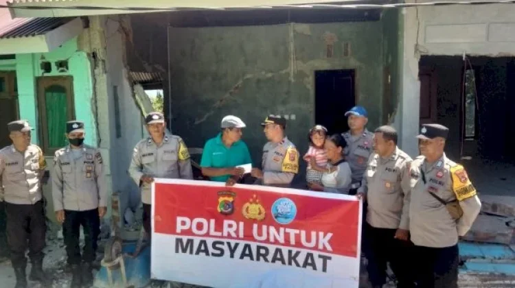Polsek Paga Bantu Warga Terdampak Gempa Flores