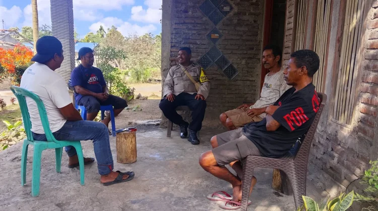 Polisi Sambangi Warga Nawokote, Ingatkan Bahaya Ditengah Erupsi Gunung Lewotobi