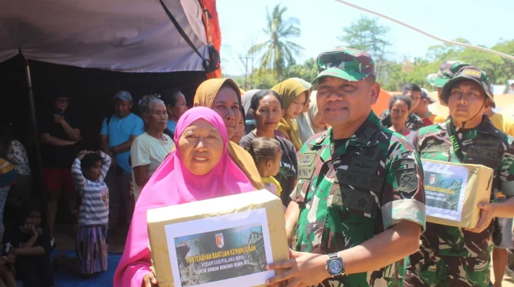 TNI AD Salurkan Bantuan dan Kuatkan Warga Reok Korban Gempa Manggarai