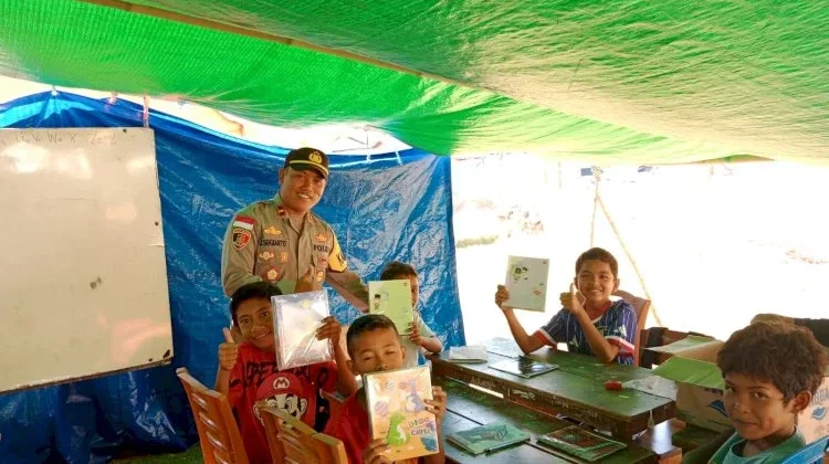 Polsek Reo Salurkan Alat Tulis untuk Siswa Terdampak Gempa