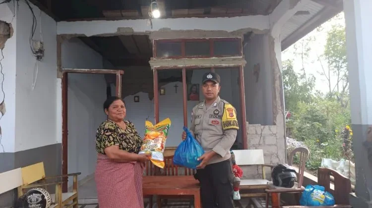 Bhabinkamtibmas Salurkan Bantuan untuk Warga Terdampak Gempa Carep