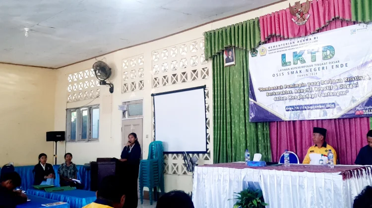 Pengurus OSIS Baru SMAK Ende Diajak Satukan Langkah Hadapi Tantangan