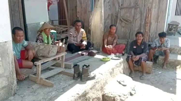 Bhabinkamtibmas Sambinasi Barat Jembatani Keluhan Kebutuhan Air Bersih Warga