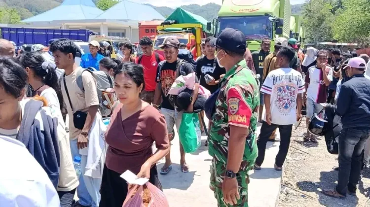 Babinsa Pantau Arus Penumpang Feri di Pelabuhan Nangakeo