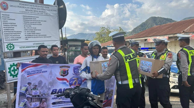 Satlantas Polres Ende Bagikan Sembako kepada Ojek dan Warga