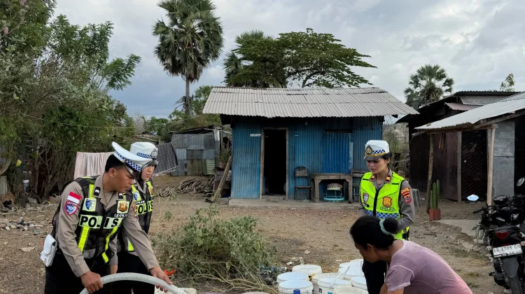 Kesulitan Air, Satlantas Polres Mabar Salurkan 10.000 Liter Air untuk Warga