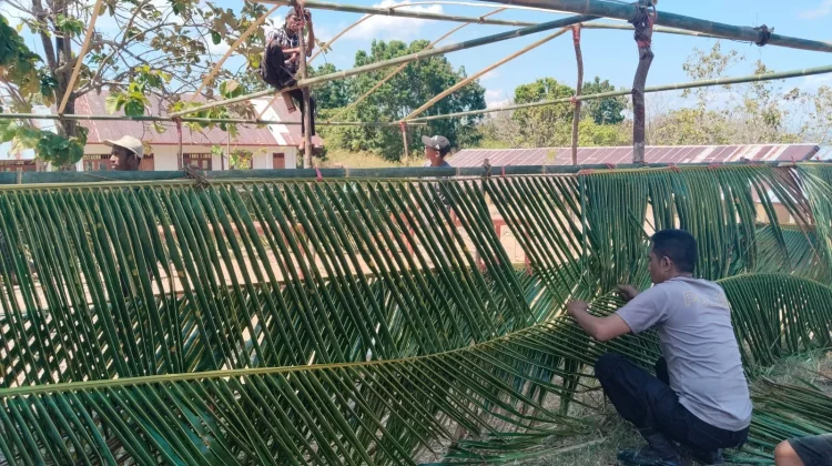 Rusak Akibat Gempa, Polsek Macang Pacar dan Warga Bangun Kelas Darurat