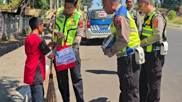 Satlantas Polres Sikka Salurkan Bantuan lewat Peduli Kasih
