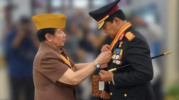 Kapolda NTT Terima Bintang Kehormatan dari LVRI
