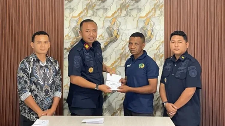 Rutan Bajawa Serahkan Premi Hasil Panen Sayur kepada Warga Binaan