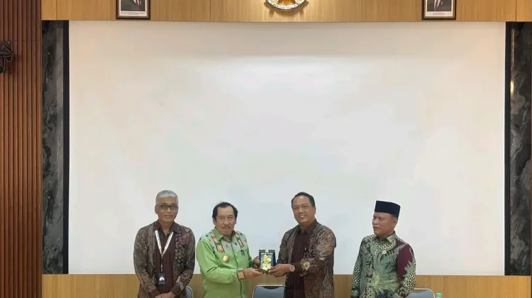 UMBY Beri Beasiswa untuk 13 Mahasiswa Nagekeo