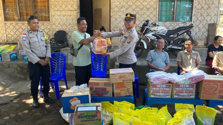 Polres Ende Salurkan Bansos bagi Warga Terdampak Gempa Bumi di Kelurahan Kota Ratu