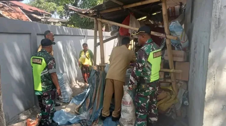TNI Dampingi Penertiban Pasar Wolowona Ende