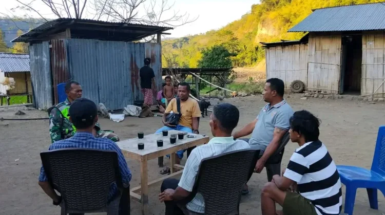 Babinsa Maurole Pantau Keamanan Warga Desa Tou Barat