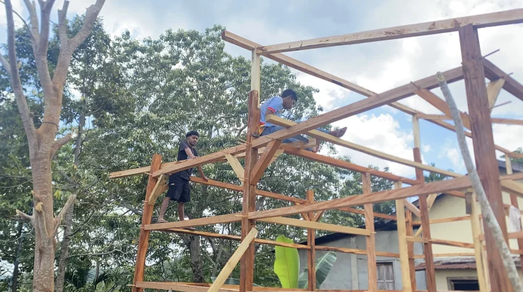 Warga Korban Gempa di Desa Tondong Belang, Manggarai Barat Bangun Rumah Darurat Man