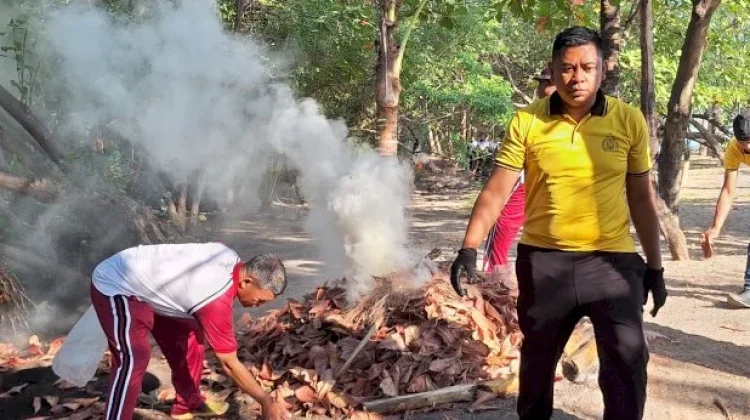 TNI Polri Bersihkan Pantai Kita jelang HUT TNI