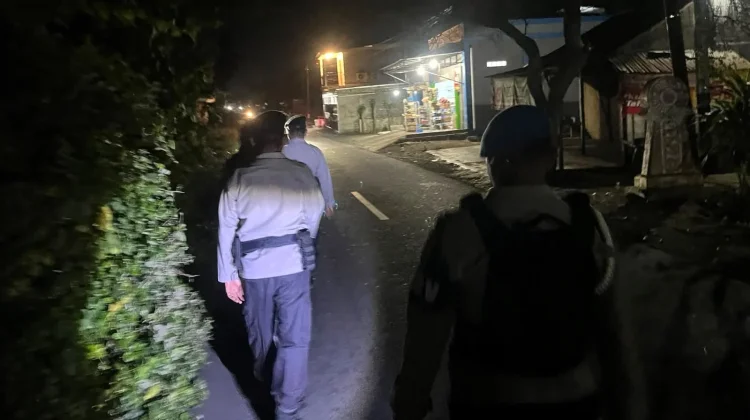 Patroli Malam Polres Flores Timur Jaga Keamanan Warga Waiburak