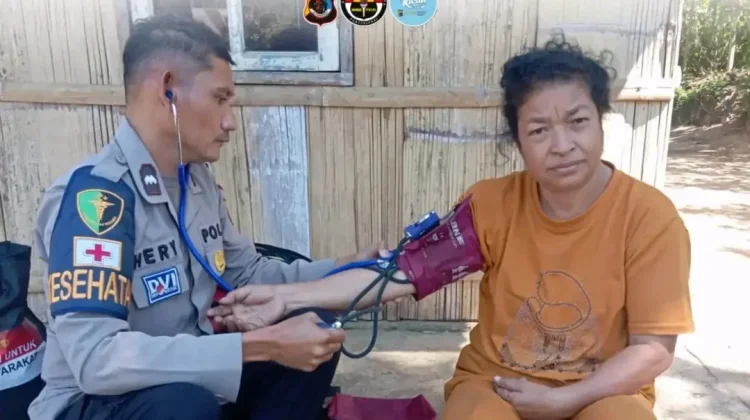 Polres Ngada Edukasi Kebencanaan dan Layani Kesehatan Warga di Be'a Pawe
