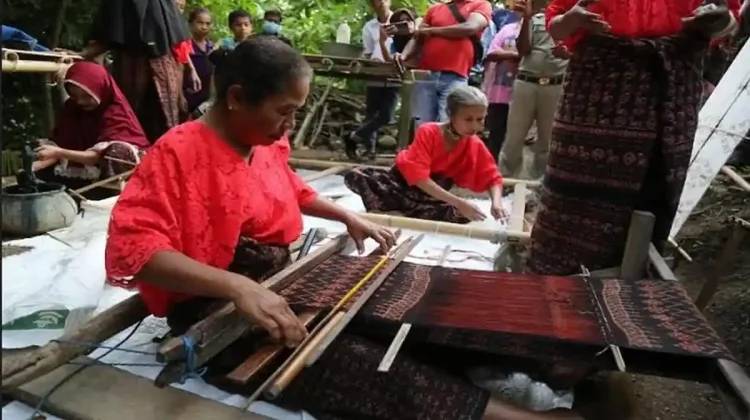 Tenun Ikat Ende, Warisan Budaya yang Terus Berinovasi