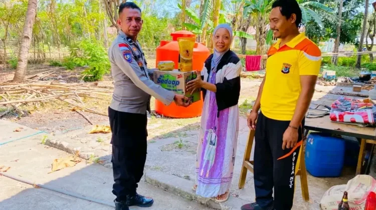 Polsek Riung Salurkan Bantuan untuk Korban Gempa