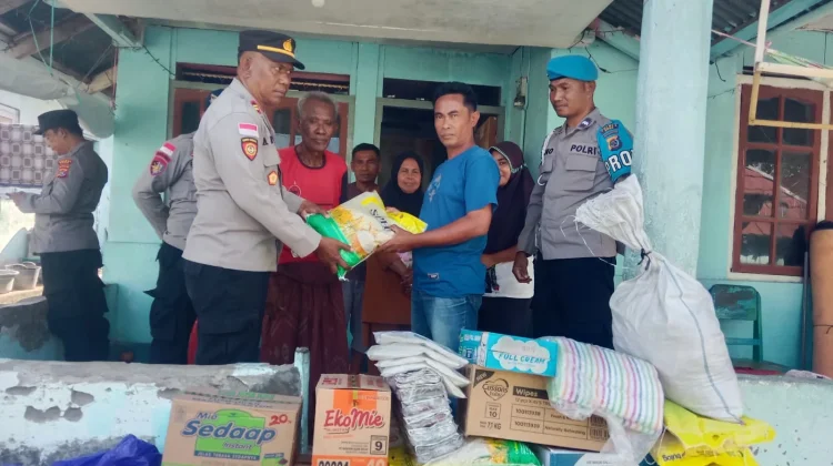 Polda NTT dan Polres Ende Salurkan Sembako bagi Warga Korban Gempa di Pulau Ende