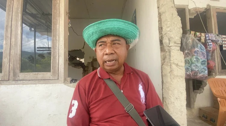 Depan Rumah Rusak akibat Gempa, Hironimus Tetap Bertahan Berjualan