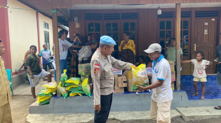 Polres Ende Bersama Bhayangkari Salurkan Sembako untuk Warga Terdampak Gempa