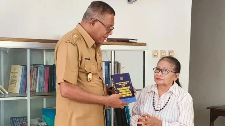 Keluarga Hibahkan Buku Pribadi Mantan Bupati Sikka