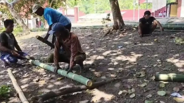 Guru dan Orang Tua Bangun Kelas Darurat SDN Oka