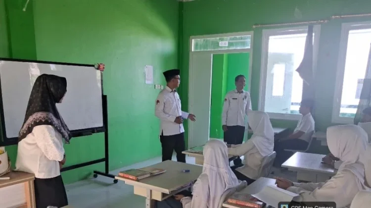 Kemenag Manggarai Barat Pantau KBM MTsN 2 Pascagempa