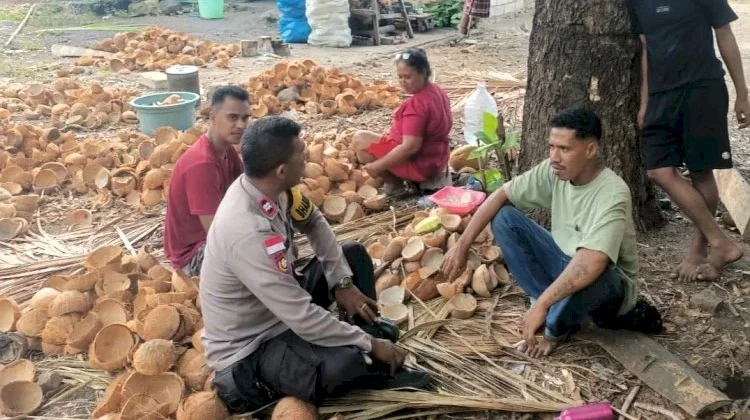 Jaga Kamtibmas, Bhabinkamtibmas Desa Hurung Rangkul Warga lewat Dialog