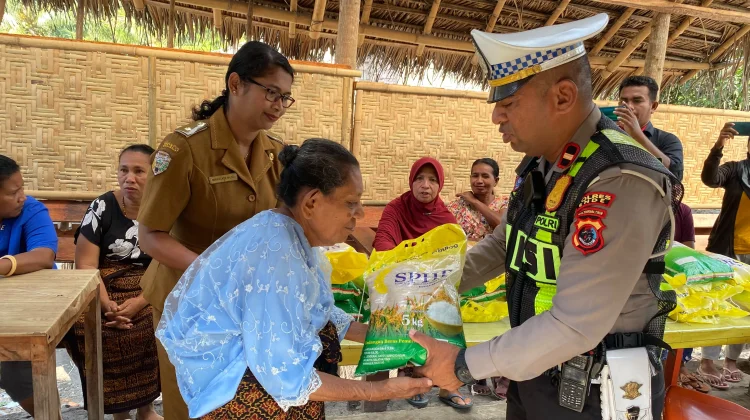 Polres Ende Salurkan Sembako untuk Warga Korban Gempa di Roworena