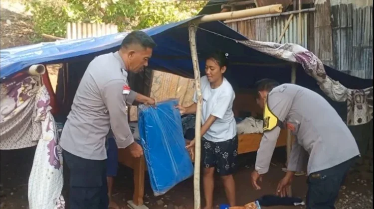 Bhabinkamtibmas Polsek Reo Sambangi Korban Gempa dan Salurkan Bantuan