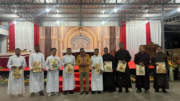 Usai Salve Agung, Bingkisan Kasih Kemenag Ende Diberikan untuk Para Diakon