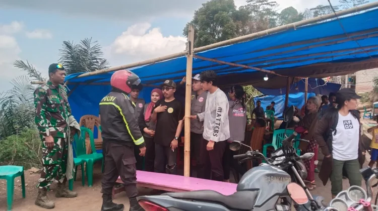 Babinsa Koramil Ruteng Dampingi Relawan Untag Surabaya di Kampung Lehot
