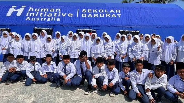 MTsN Manggarai Terima Bantuan Tenda Darurat dari Human Initiative Australia