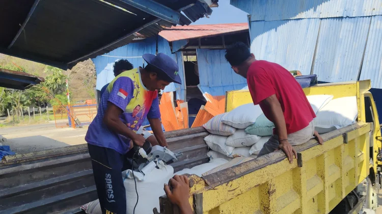 Bulog Ruteng Salurkan Ratusan Ton Beras dan Minyak Goreng untuk Korban Gempa
