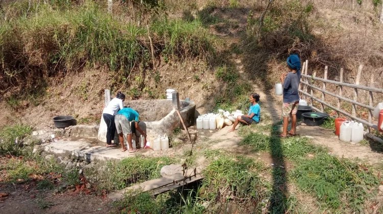 Empat Bulan Krisis Air, Warga Desa Sisir Rela Bangun Dini Hari