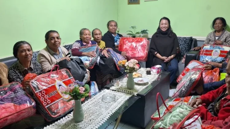 TP PKK Manggarai Dukung Lansia Produktif Pengrajin Tikar