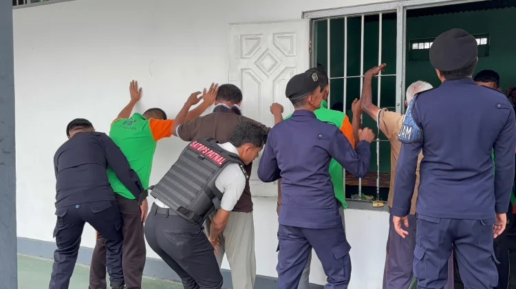 Cegah Gangguan Keamanan, Rutan Bajawa Geledah Kamar Hunian WBP