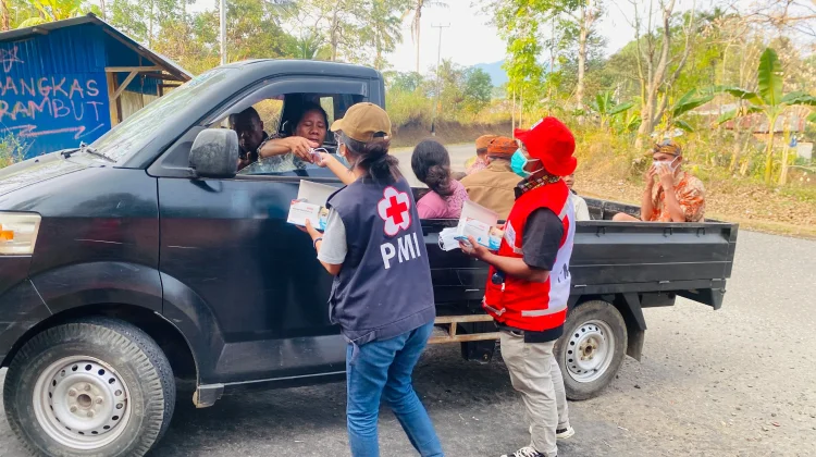 PMI Manggarai Bagi Masker ke Warga Terdampak Kebakaran di TPA Ncolang