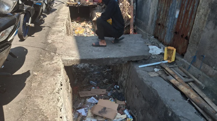 Pengunjung Keluhkan Sampah di Drainase Pasar Mbongawani